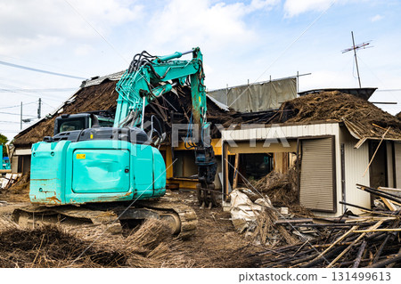 舊房拆除工作-重型機械反鏟 舊房拆除工作-重型機械反鏟 131499613