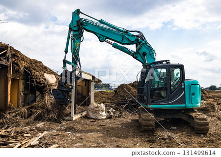 舊房拆除工作-重型機械反鏟 舊房拆除工作-重型機械反鏟 131499614