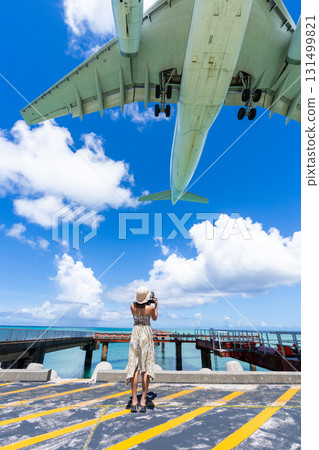 宮古島的絕美景色：下地島機場前的17 End海灘上的年輕女子和飛機 131499821