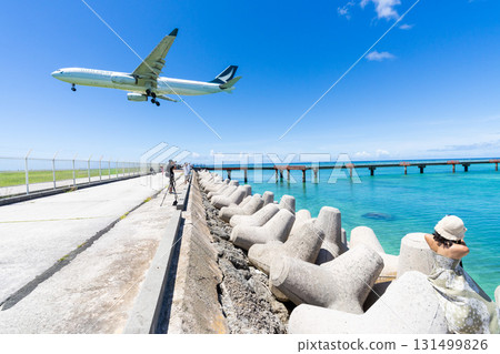 宮古島的絕美景色：下地島機場前的17 End海灘上的年輕女子和飛機 131499826