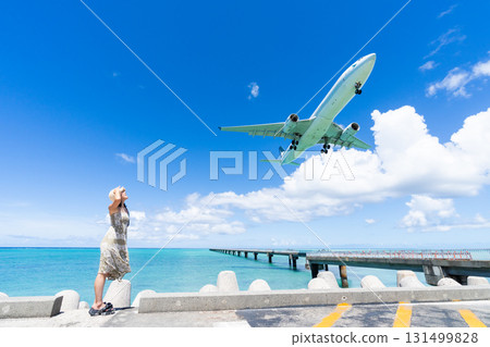 宮古島的絕美景色：下地島機場前的17 End海灘上的年輕女子和飛機 131499828