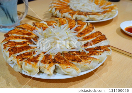 Photo of Hamamatsu gyoza arranged in a circle on a large plate 131500036