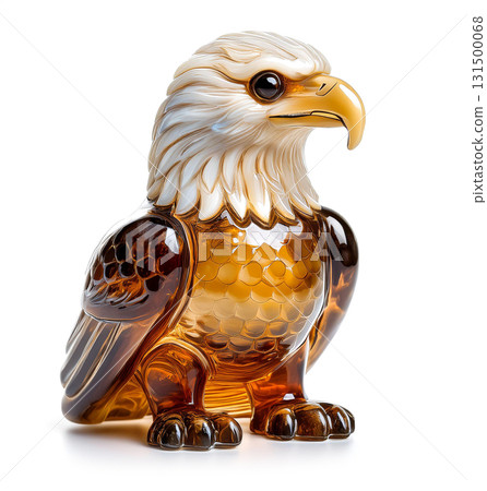 玻璃白頭鷹雕像。白色背景。 玻璃白頭鷹雕像。白色背景。 131500068