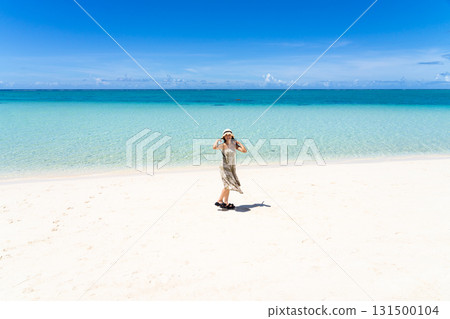 翡翠海灘和年輕女子 翡翠海灘和年輕女子 131500104