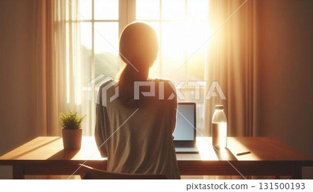 [非常適合複製空間] 一位女士在窗邊使用電腦工作的背影，清晨的陽光灑進來（令人耳目一新） 131500193