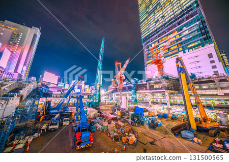 10月2日，日本東京城市景觀。履帶起重機、打樁機等大型重型機械排列整齊…=澀谷 131500565