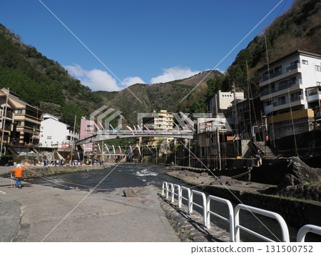 Connecting the Winds Under the Red Bridge - Tsuetate Onsen, Young People and the Spring Riverside 131500752