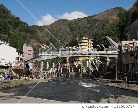 Hands that Bridge the Wind - The Morning of Setting Up Carp Streamers at Tsuetate Onsen Hands that Bridge the Wind - The Morning of Setting Up Carp Streamers at Tsuetate Onsen 131500754