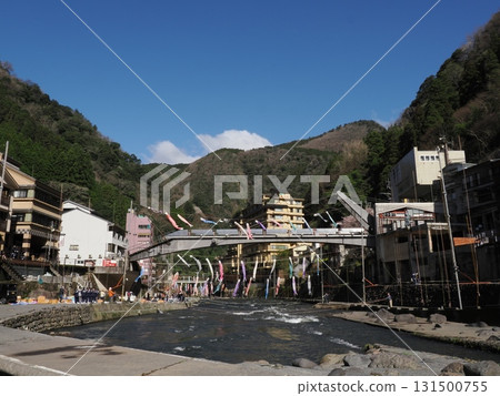 Wind blowing through the cobblestones - Tsuetate Onsen, carp streamers erected and the riverside in spring 131500755