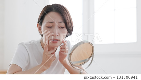中年婦女照鏡子時擔心自己的皮膚狀況 131500941