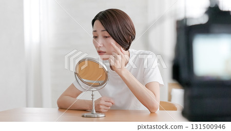 中年婦女照鏡子時擔心自己的皮膚狀況 131500946