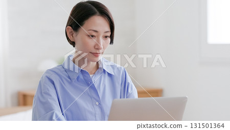 在筆記型電腦上工作的中年婦女 131501364