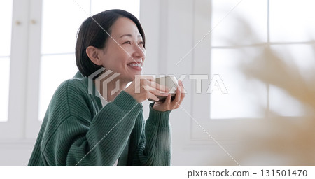 中年女人喝咖啡 131501470