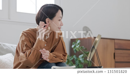 中年婦女照鏡子戴耳環 131501820