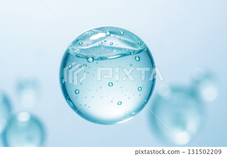 藍色透明的美容成分球漂浮的圖像 131502209
