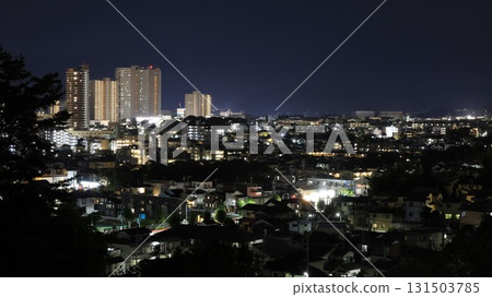 三目山公園展望廣場的夜景、JR橫濱線、京王電鐵橋本站週邊的摩天大樓等。 131503785