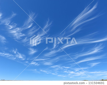 清澈的藍天中飄浮著絲般薄薄的捲雲，秋日的天空，自然風光 庫存圖片 131504691