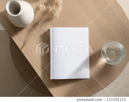 桌上的書和一本白書 桌上的書和一本白書 131505172