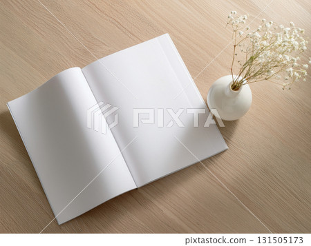 桌上的書和一本白書 131505173