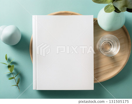 桌上的書和一本白書 131505175