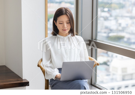 在窗邊操作個人電腦的女人 131506950