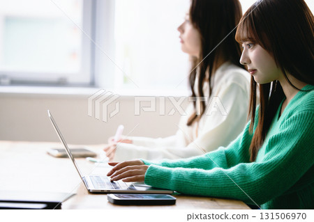 婦女參加研討會 131506970