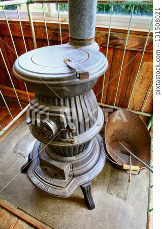 莊重的氛圍…散發著歷史氣息的煤爐 131508021