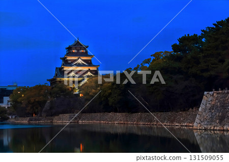 [廣島縣]從內護城河（本丸和天守閣）照亮的廣島城夜景 131509055