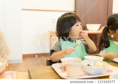 Children eating lunch at a nursery school 131509377