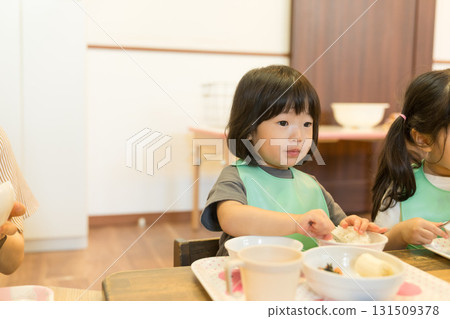 Children eating lunch at a nursery school 131509378
