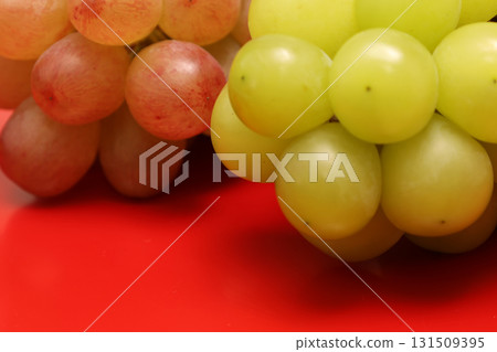 紅色背景上的葡萄 紅色背景上的葡萄 131509395