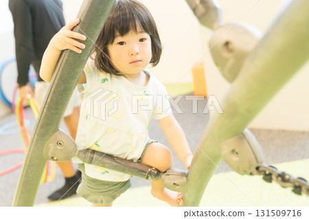 幼兒女孩玩室內遊樂設備 131509716
