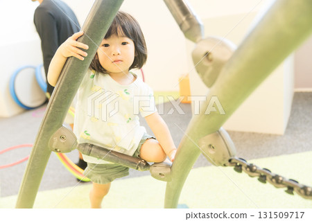 幼兒女孩玩室內遊樂設備 131509717