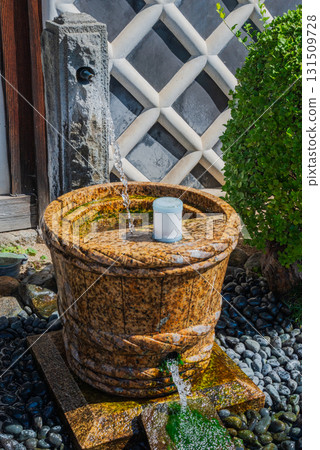 Spring water springing up in the city [Takatocho, Ina City] 131509728