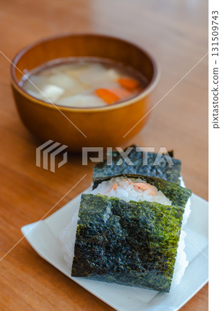 日式早餐套餐，包括飯糰和味噌湯 131509743