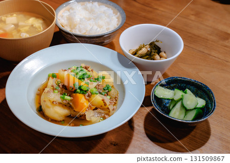 日本晚餐,包括肉和馬鈴薯、味噌湯、米飯和小菜 日本晚餐,包括肉和馬鈴薯、味噌湯、米飯和小菜 131509867