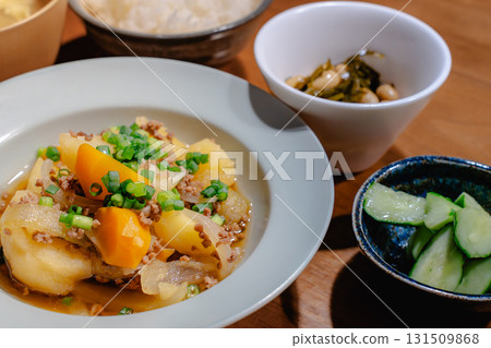日本晚餐,包括肉和馬鈴薯、味噌湯、米飯和小菜 日本晚餐,包括肉和馬鈴薯、味噌湯、米飯和小菜 131509868