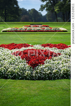 Flower garden in kasteel Flower garden in kasteel 131510911