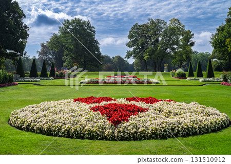 Flower garden in kasteel 131510912