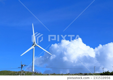 Windmills towering over the Shikoku Karst in late summer (Yusuhara Town, Kochi Prefecture) Windmills towering over the Shikoku Karst in late summer (Yusuhara Town, Kochi Prefecture) 131510956
