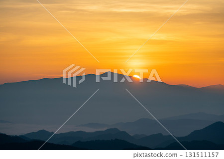[日出素材] 從山上升起的太陽 [長野縣] 131511157