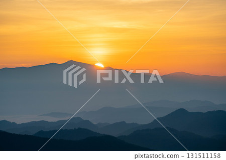 [日出素材] 從山上升起的太陽 [長野縣] 131511158