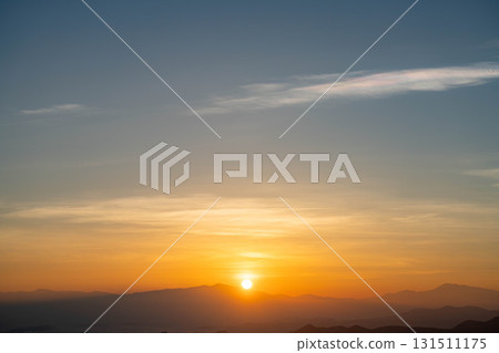 [Sunrise material] The sun rising from the mountains [Nagano Prefecture] 131511175
