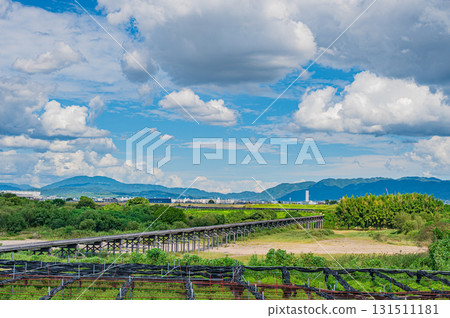 Kozuya Bridge (flowing bridge), a famous spot on the Kizu River, Yawata City, Kyoto Prefecture Kozuya Bridge (flowing bridge), a famous spot on the Kizu River, Yawata City, Kyoto Prefecture 131511181
