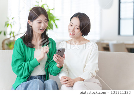 女性展示她們的智慧型手機 女性展示她們的智慧型手機 131511323