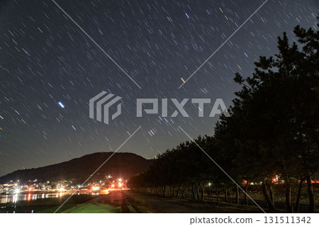 Winter starry scenery of Setouchi: The trail of the setting Orion star Winter starry scenery of Setouchi: The trail of the setting Orion star 131511342