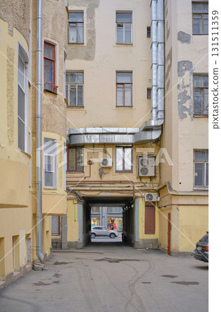 Entrance to a typical St. Petersburg courtyard through an archway with a view of old facades 131511359