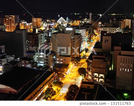 錦江灣夏夜煙火大會期間城市夜景的鳥瞰圖 131511763