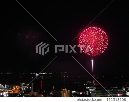 靜謐海灣上空的錦江灣夏夜煙火大會鳥瞰圖 靜謐海灣上空的錦江灣夏夜煙火大會鳥瞰圖 131512208