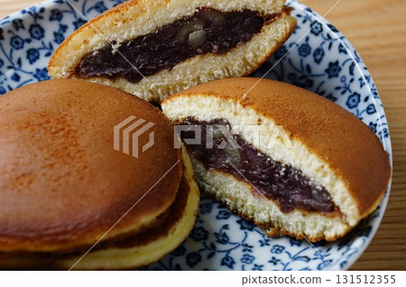 Dorayaki Japanese sweets 131512355